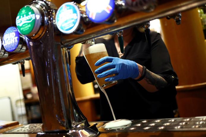 Een biertje wordt in een Londense pub getapt.