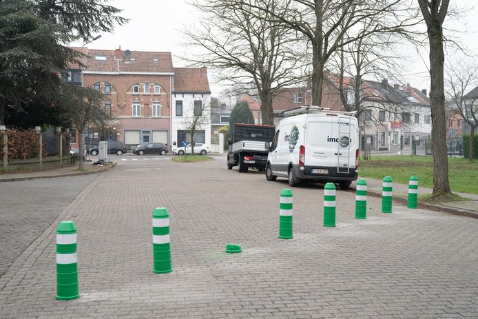Amper enkele dagen na de installatie werd een van de paaltjes als omgezaagd door een vandaal.