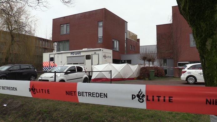 De woning aan de Morel in Wageningen waar woensdagavond een dodelijke steekpartij heeft plaatsgevonden is afgezet. De politie doet onderzoek.