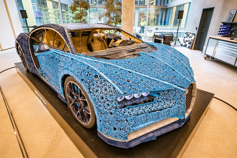 Een Bugatti in legoblokjes op ware grootte. Beeld Joel Hoylaerts / Photonews