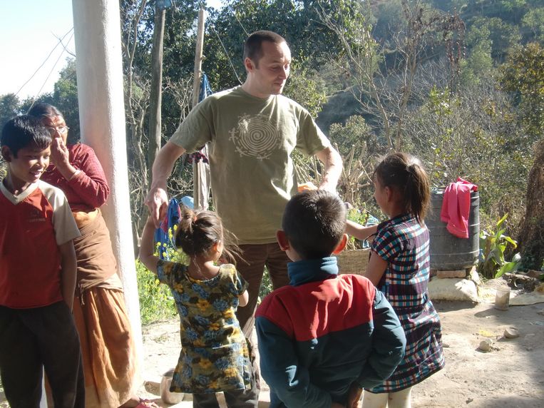 Antwerpenaar naar Nepal met tenten voor 80 kinderen ...