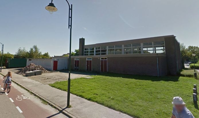 De gymzaal aan de Zoekweg waar Concordia nu ook al huist, met links de witte nood-units (archieffoto).
