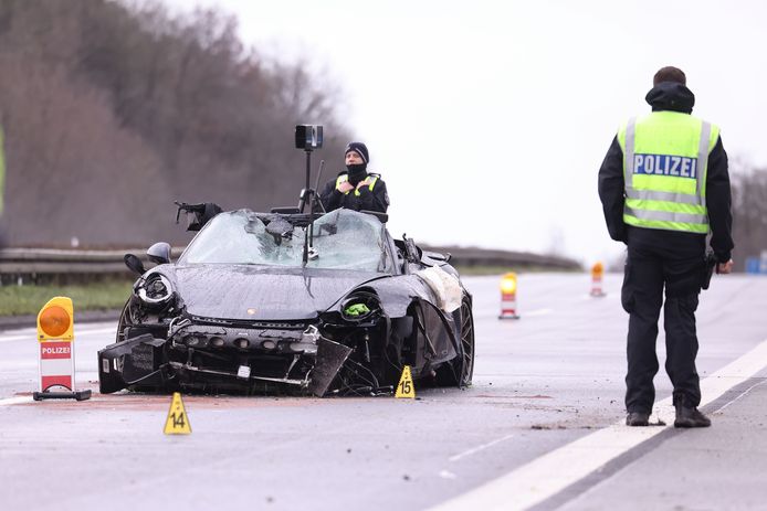 Politieagenten onderzoeken met een 3D-scanner het ongeval op de A3 bij Emmerich naast een van de gesloopte Porsches.