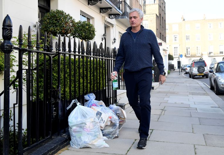 José Mourinho wandelt naar zijn huis in Londen, na zijn ontslag bij Spurs. Beeld REUTERS