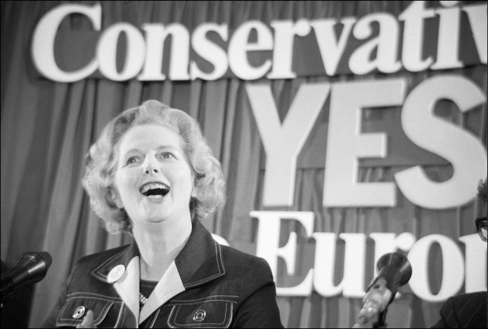 1975: een jonge Margaret Thatcher voert campagne voor Brits lidmaatschap van de EU voor het eerste referendum over de kwestie. 41 jaar later zouden de Britten de vraag opnieuw voorgeschoteld krijgen, en zou de Conservatieve partij net campagne tegen EU-lidmaatschap voeren.
