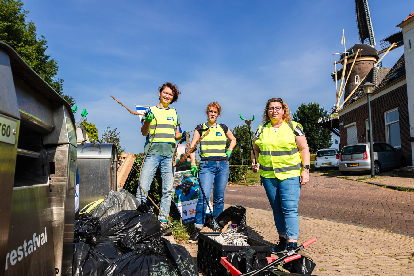 Iris Keasberry (l), Johanna Verweij (m) en  Marjolein Ruiter (r) van Schoon Gorinchem bij het zwerfvuil dat zij en andere vrijwilligers hebben opgeruimd tijdens World Cleanup Day 2021.