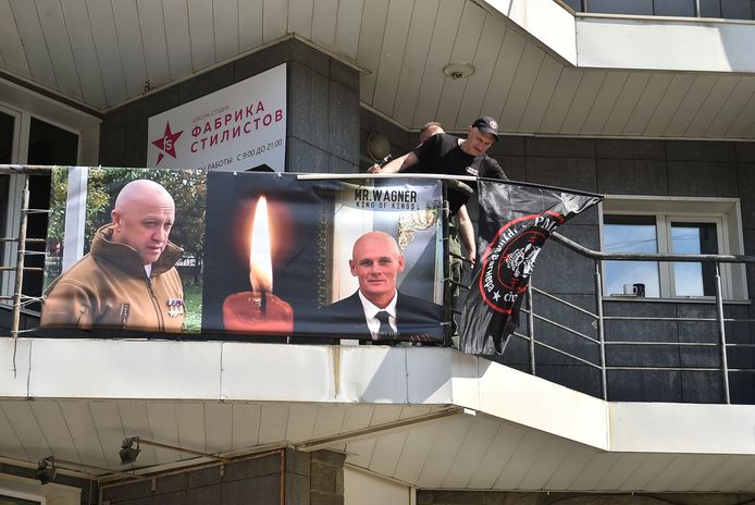 Une banderole avec les photos du chef  Evgueni Prigojine et du commandant Dmitri Outkine a été déployée à l'extérieur du bureau local du groupe privé Wagner à Novosibirsk.