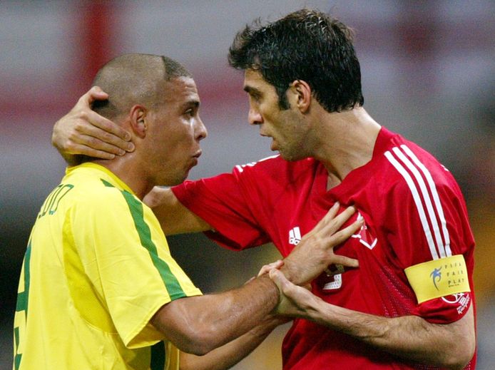 Şükür met Ronaldo in de halve finale van het WK 2002 in Japan en Zuid-Korea.