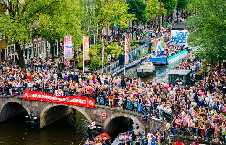 De Canal Parade door de grachten (2019). De botenparade is het hoogtepunt en de afsluiting van Pride Amsterdam. Beeld ANP