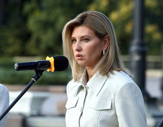 Olena Zelenska gaf vorige week een toespraak in Kiev naar aanleiding van de levering door UNICEF van twintig speciaal voor baby's ingerichte ziekenwagens.