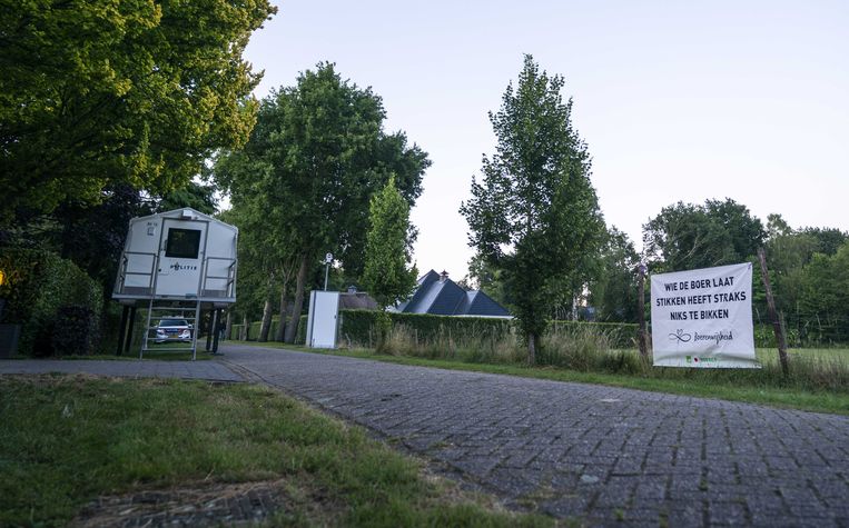 Een mobiele politiepost en camera's bij het woonhuis van minister Christianne van der Wal (Natuur en Stikstof). Beeld ANP