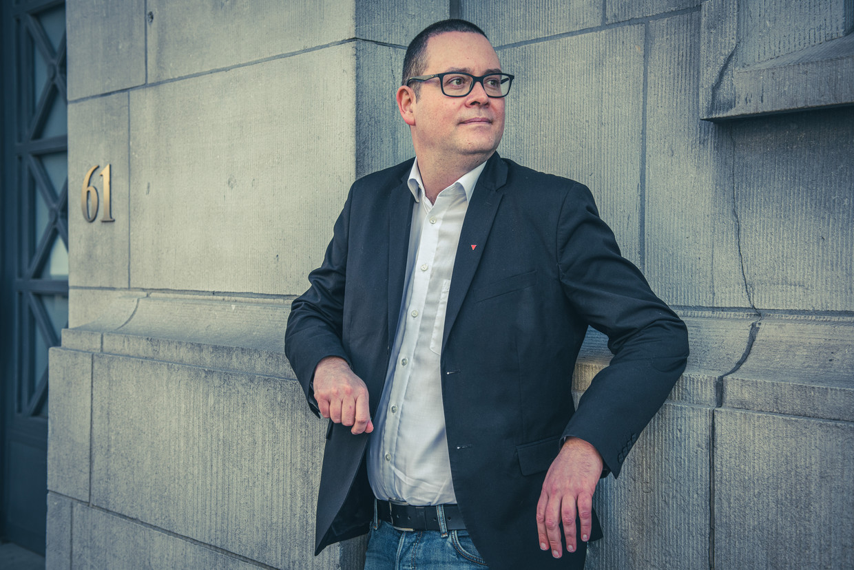 ‘Ik kom van de volkswijken in Herstal en spreek in het parlement zoals tegen mijn vrienden op café. Want als het volk de kennis heeft, komt het in beweging.’ Beeld Christophe De Muynck