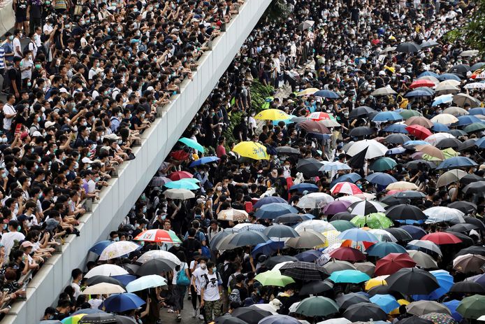 De afgelopen week werd massaal tegen de omstreden wet gedemonstreerd. De betogers proberen zich met mondmaskertjes, regenjassen en paraplu's te wapenen tegen het traangas van de politie.  De paraplu is zo het symbool van de protesten geworden.