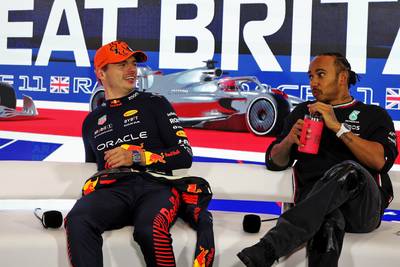 Hoe het komt dat Max Verstappen 23 miljoen euro aan bonussen opraapte en Lewis Hamilton welgeteld... 0 euro