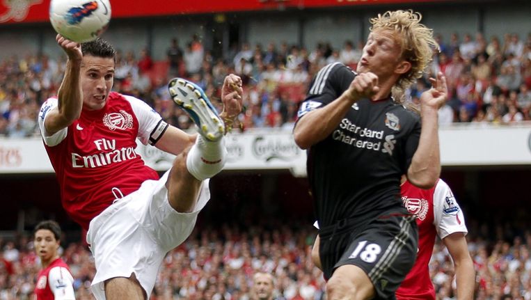 Robin van Persie van Arsenal in duel met Dirk Kuyt. Beeld epa