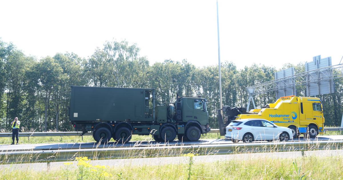 Vrachtwagen Defensie twee lekke banden na botsing met personenauto op A28.