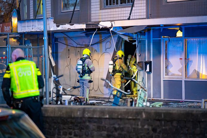De voorgevel van de pizzeria raakte flink beschadigd door de explosie.