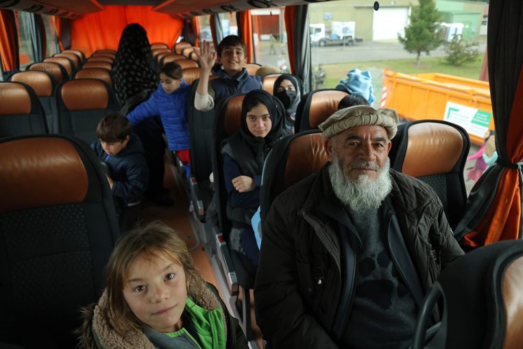 Een Afghaanse familie die op een Amerikaanse legerbasis in Kaiserslautern verbleef, vertrekt woensdag richting een vliegtuig dat ze naar de VS brengt. Beeld Getty