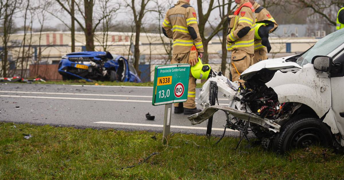 Gewonden door frontale botsing in Doesburg: traumahelikopter landt, weg in beide richtingen dicht.