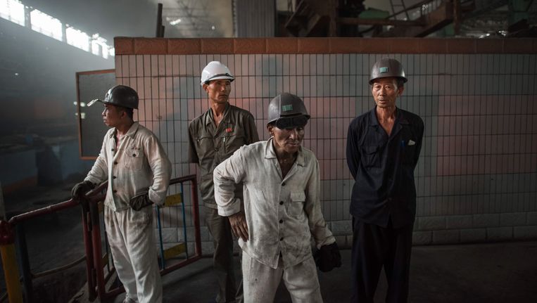 Noord-Koreaanse arbeiders in een fabriek ten zuiden van Pyongyang. Beeld afp