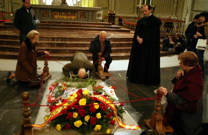 Mensen brengen eer aan het graf van Franco.