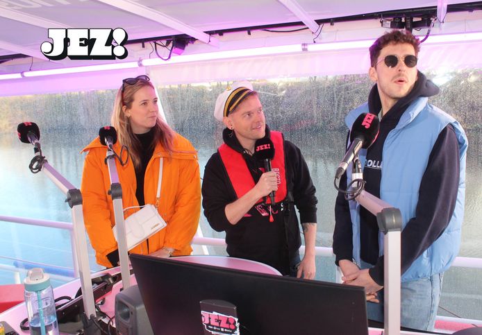 Emma, Tom en Matthias in de varende radiostudio van Qmusic.