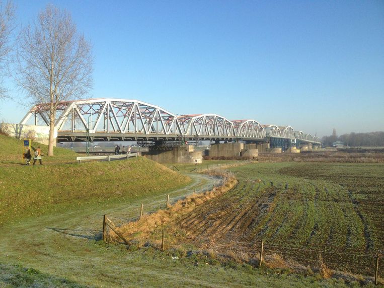 Brug over de Maas bij Grave. Beeld Peter de Graaf