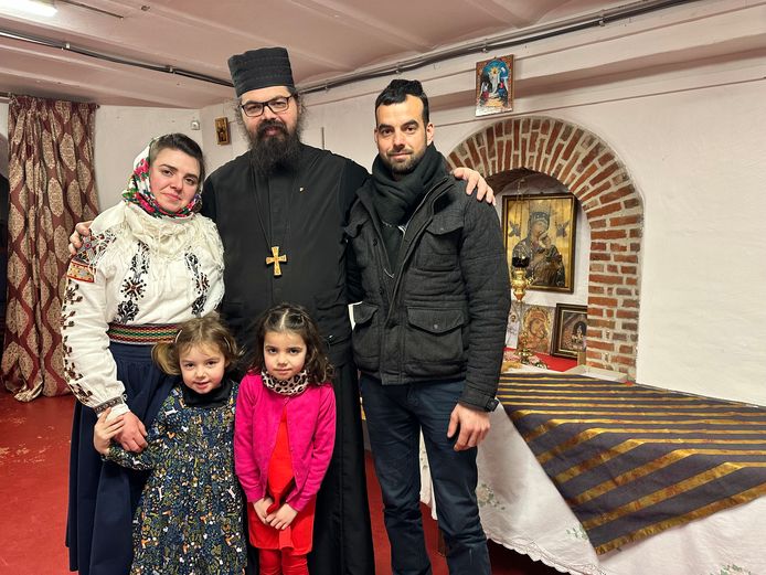 Priester Gabriel Bogdan met  Nicolae en Nicoleta, en hun kinderen Ecatarina en Elisabeta