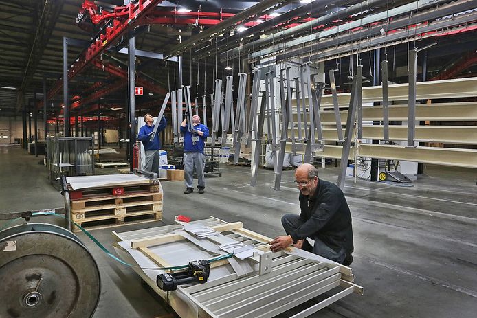Werkzaamheden bij de Versteeg Metaal Groep in Heesbeen. Het bedrijf wordt onderdeel van bedrijvengroep S4G, waarvan B&G de bekendste is.