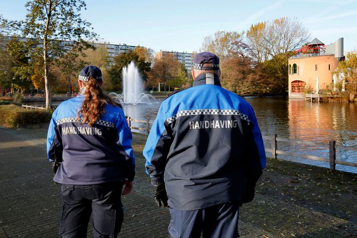 Handhavers zijn actief in Gorinchem. De politie deelde er het afgelopen jaar 192 boetes uit voor overtredingen van de coronaregels.