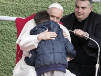 Snikkend jongetje vraagt of zijn atheïstische vader in de hemel is. Paus reageert met pakkend antwoord