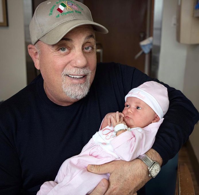 Billy Joel vlak na de geboorte.