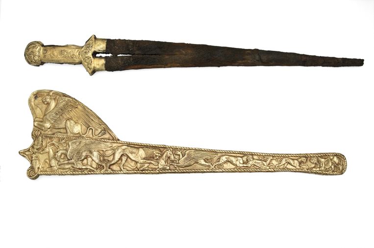 Ijzeren zwaard met gouden greep en schede. Dergelijke zwaarden waren vooral in de 4de eeuw v.Chr. wijdverbreid onder Scythen. Beeld Kiev, Museum van de Historische Schatten van Oekraïne