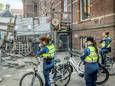 Handhavers bekijken op Hemelvaartsdag de ravage die is achtergebleven na de bezetting van een campus van de Universiteit van Amsterdam.
