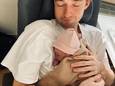Robin Keyaert met zijn pasgeboren dochtertje