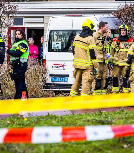 Bestuurder gehandicaptenbus rijdt onder invloed, schept twee mensen en knalt tegen een gevel