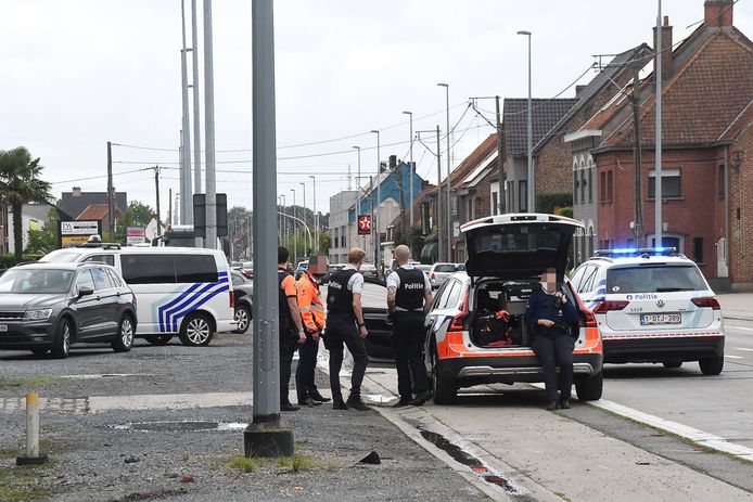Op de Kortrijkseweg in Beveren-Leie reed de Volkswagen Golf GTI met Franse nummerplaat in op enkele politievoertuigen.