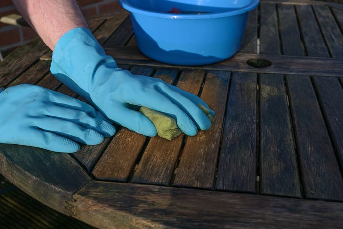 Plons blik Geleend Houten tuinmeubelen schoonmaken? 'Gebruik geen hogedrukspuit' |  Schoonmaaktips | AD.nl