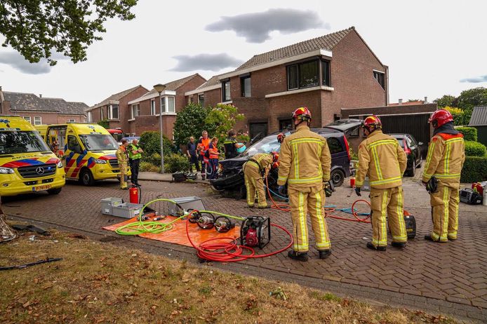 De bestuurder van de bestelauto zat klem. De brandweer knipte de auto open en bevrijdde hem.