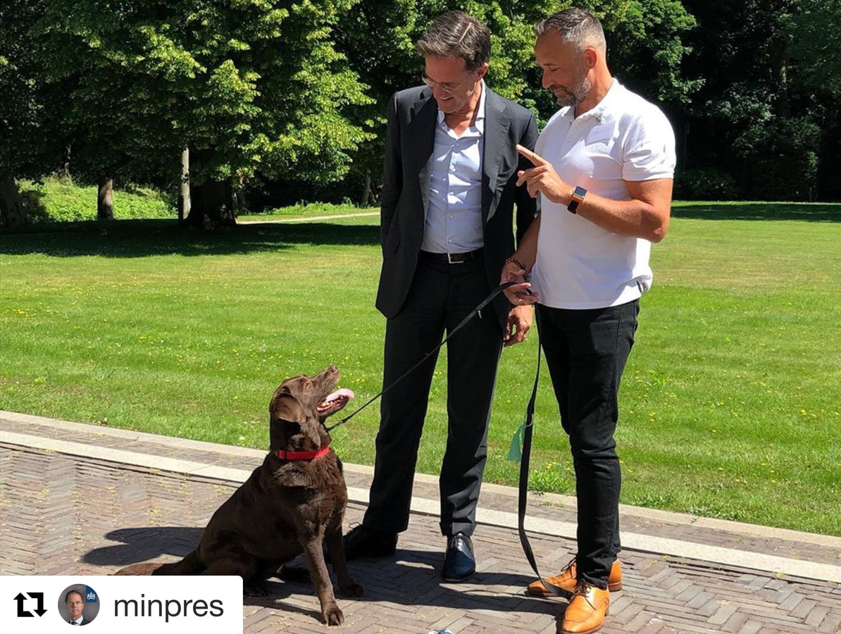 Labrador Joy van enjoycleaningup met haar baas Alex van Eck uit IJselstein en premier Mark Rutte.