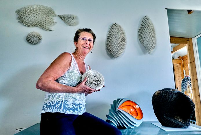 Kunstenaar Conny Pols in haar atelier.
