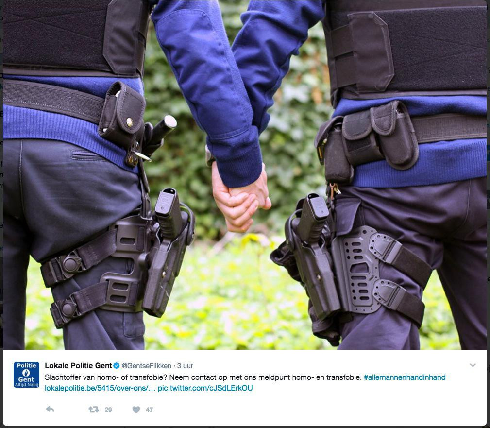 De Gentse politie deelde bovenstaande foto op haar sociale media om er het Meldpunt Homo- en Transfobie te promoten.