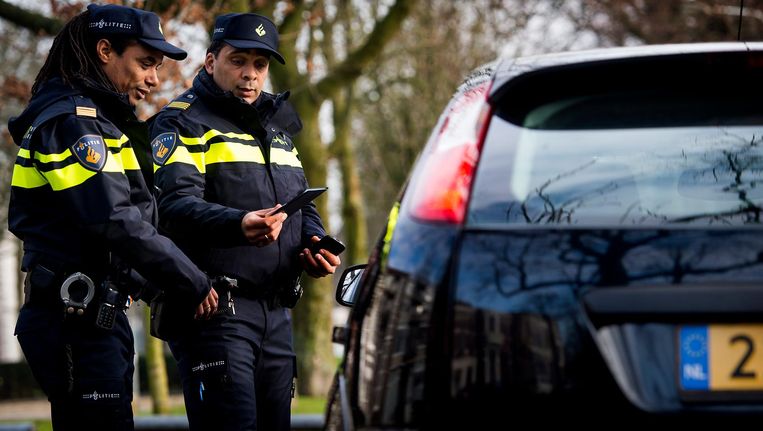 Angenten controleren de papieren van een automobilist Beeld anp