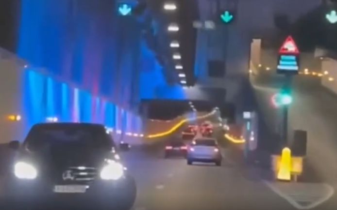 De chauffeur rijdt achteruit in de tunnel.
