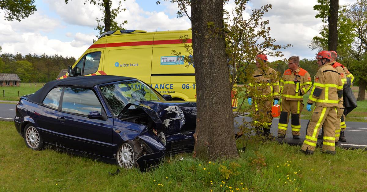 Twee gewonden bij botsing met boom in Klarenbeek.