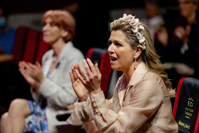 Koningin Maxima zingt mee met OG3NE tijdens een bezoek aan de ECI Cultuurfabriek waar het MuziekAkkoord Goirle werd ondertekend.