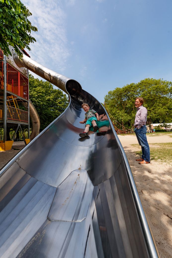 De torenhoge glijbaan is de eyecatcher van speeltuin Vrouwenhof.