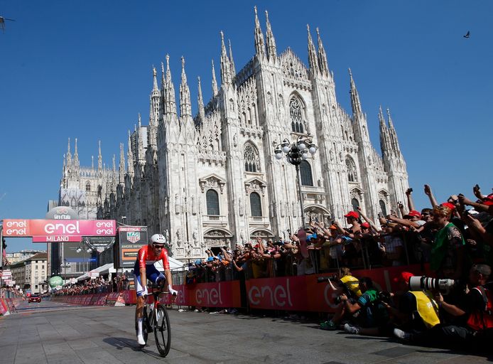 Tom Dumoulin rijdt over de streep in Milaan na zijn tijdrit.