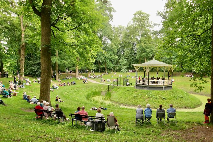 De muziektent op de stadswallen van Zaltbommel was afgelopen weekend het toneel voor een vioolconcert.