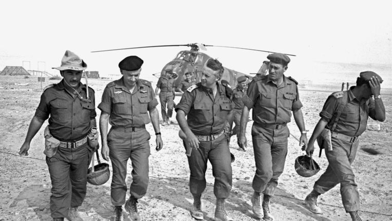 De Israëlische generaal - en later minister-president - Arik Sjaron (M) samen met ander militair personeel op een legerbasis in de Negev woestijn. Foto uit 1967. Beeld epa